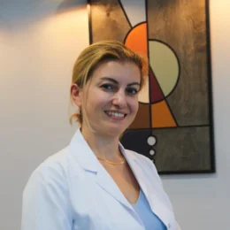 Hastaya yardım eden doktor